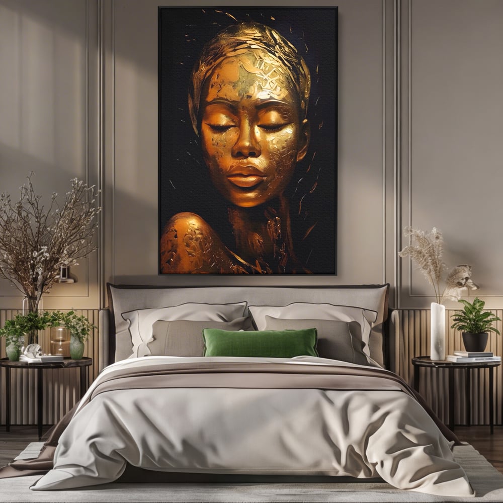 Tablou canvas cu tablou canvas cu femeie africana aurie, in rama de aluminiu negru, pe perete intr-un dormitor